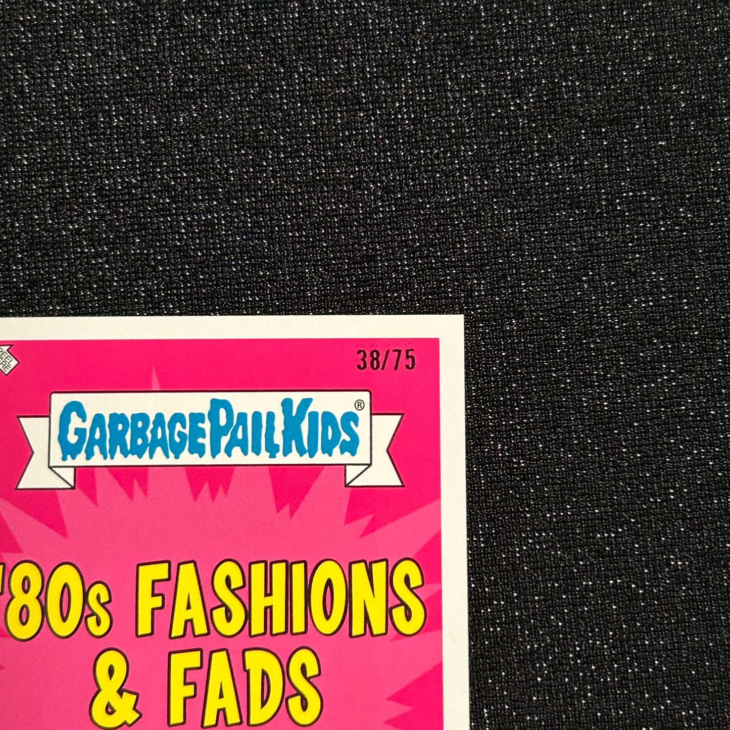 2018 GARBAGE PAIL KIDS WE HATE THE 80's: WATCHIN' WALLY 9b BLOODY NOSE RED 38/75 - NM