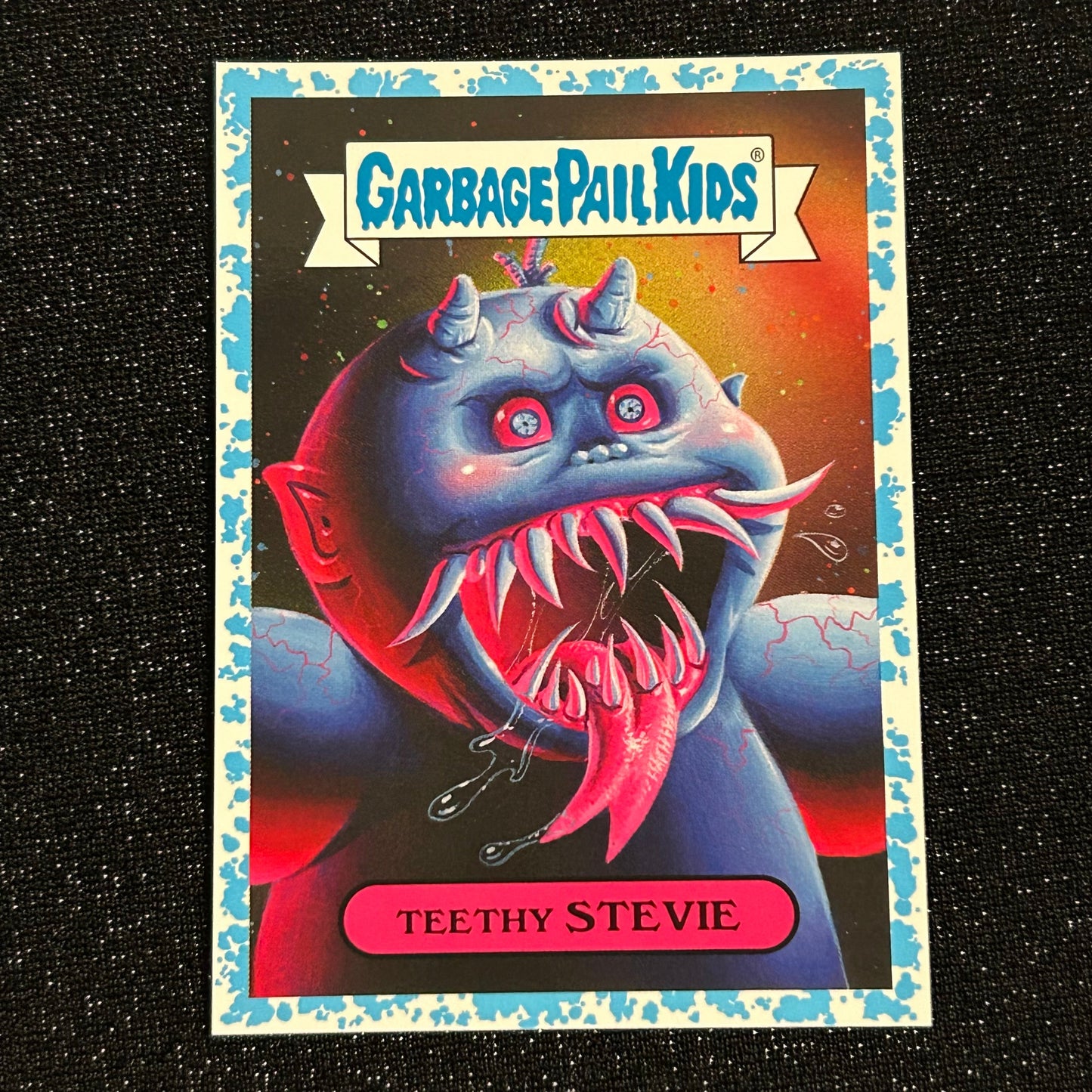 2019 GARBAGE PAIL KIDS REVENGE OF OH THE HORROR-IBLE: TEETHY STEVIE 1b SPIT BLUE 34/99 - NM