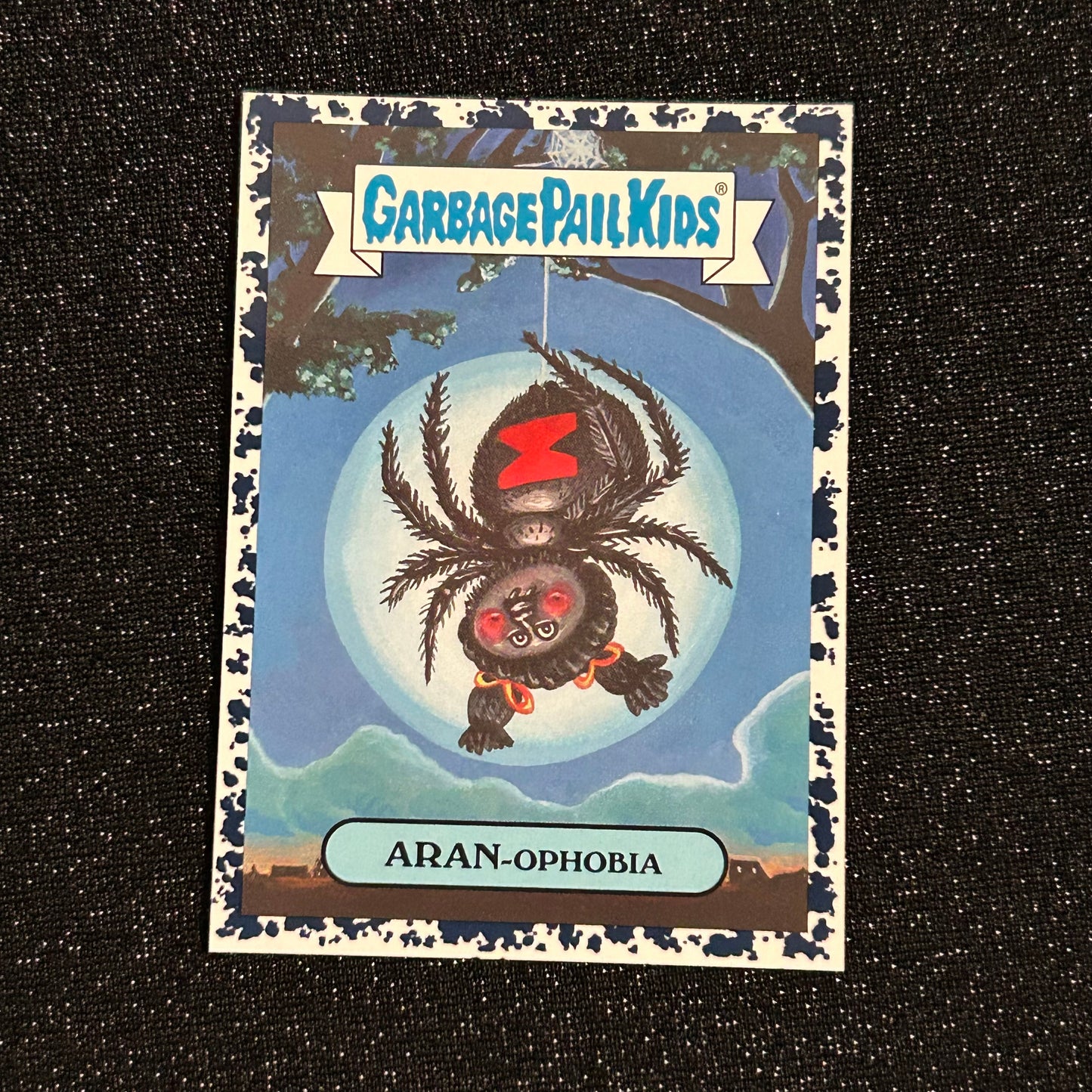 2019 GARBAGE PAIL KIDS WE HATE THE 90's: ARAN-OPHOBIA 8b BLACK & BRUISED - NM